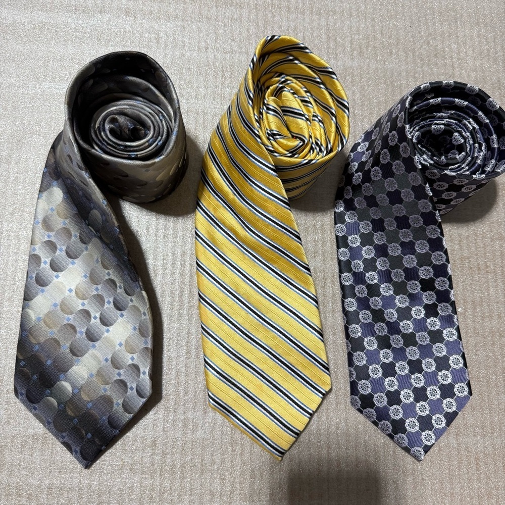 Chaps John Ashford Bill Robinson Elegant Men's Tie Yellow Gray Navy Silk Geo‎